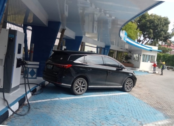 Keterangan Poto: PLN Batam meluncurkan 3 unit Stasiun Pengisian Kendaraan Listrik Umum (SPKLU) berteknologi Ultra Fast Charging baru di Kantor PLN Batam (foto/ist)