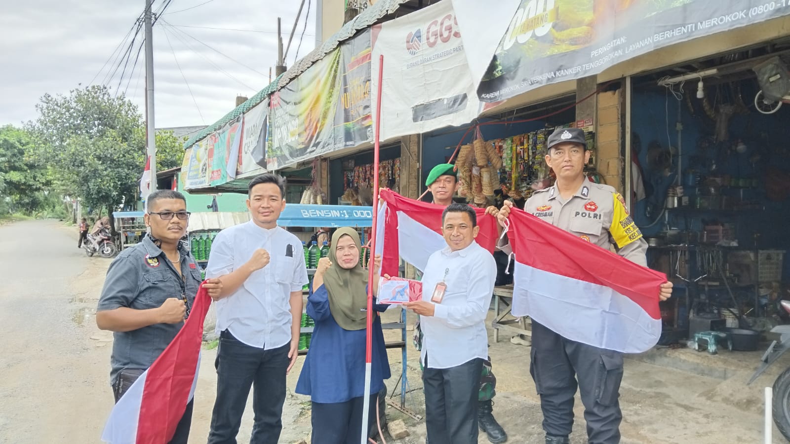 Bangkitkan Semangat Nasionalisme, Lurah Tanjung Buntung Bagikan 200 Bendera Merah Putih ke Warga
