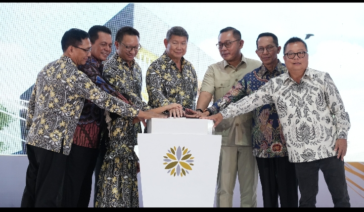 Keterangan Poto: Kepala dan Wakil kepala BP Batam, Amsakar Achmad - Li Claudia Chandra menghadiri peresmian pabrik PT Solder Tin Andalan Indonesia (STANIA) di Kawasan Industri Tunas Prima. (foto/Humas BP Batam)