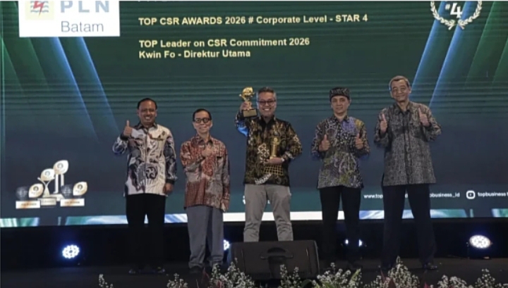 Keterangan poto: Sekretaris Perusahaan PT PLN Batam, Rudi Antono, foto bersama top menajemen saat menerima penghargaan. (foto/ist)
