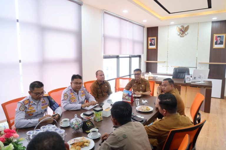 Keterangan Poto: Rapat persiapan pelaksanaan upacara peringatan ke-118 Hari Kebangkitan Nasional dipimpin Sekretaris Diskominfo Kepri James Pattikawa di Ruang Rapat Kadis Kominfo Kepri, Senin, 18 Mei 2026. (foto/ist)