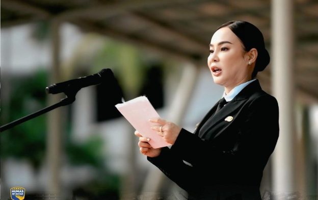 Keterangan Poto: Plh Wali Kota Batam, Li Claudia Chandra memimpin upacara Hari Lahir Pancasila. (foto/ist)