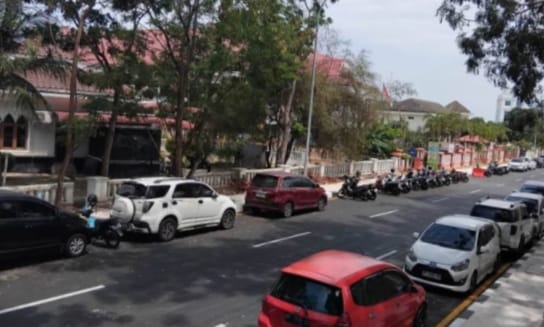 Baru Saja Dilebarkan, Jalan di Sekitar PN Batam Malah Jadi 'Lahan Parkir' Gratisan