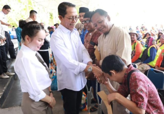 Amsakar-Li Claudia Salurkan Bantuan bagi Disabilitas dan Petugas Kebersihan