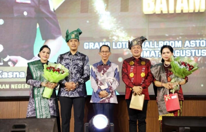 Keterangan Poto: Wali Kota Batam Amsakar Achmad hadiri pisah sambut Kajari Batam Jumat (1/8/2025). (Foto/mcb)