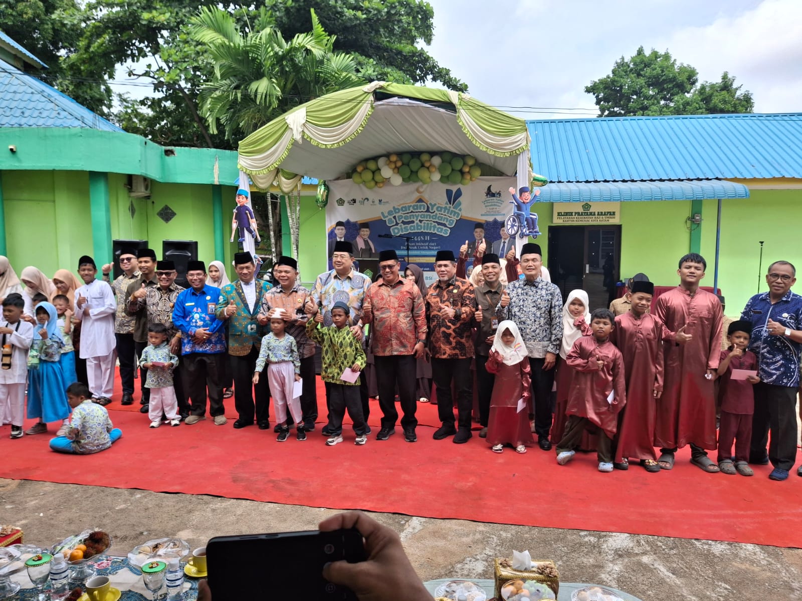 Keterangan Poto: Anak yatim dan penyandang Disabilitas terlihat gembira dalam acara Panggung Gembira Peringatan 10 Muharam. (foto/Amrullah)