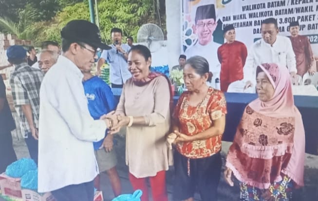 Utama Group Gandeng Amsakar Achmad Tebar 3.800 Paket Sembako di Batam