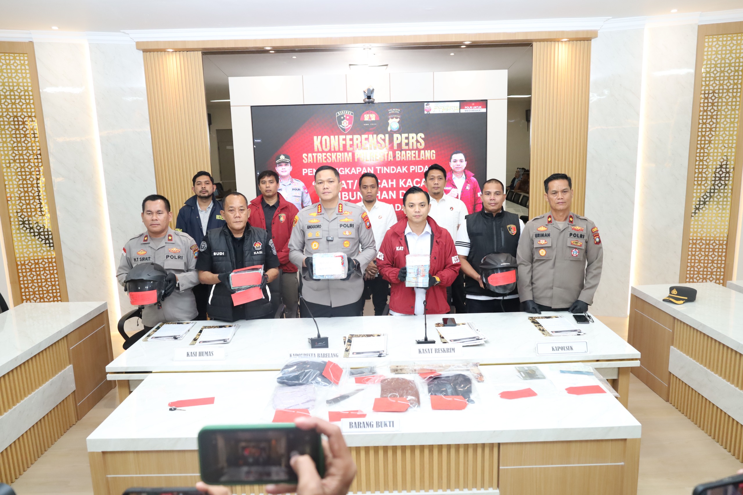 Polresta Barelang Gelar Konferensi Pers Pengungkapan Kasus Pencurian dan Penadahan Sepeda Motor di Sekupang