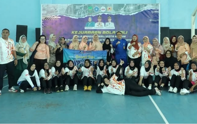 Wali Kota Amsakar dan Ketua TP PKK Erlita Resmi Buka Kejuaraan Bola Voli Bergengsi di Batam
