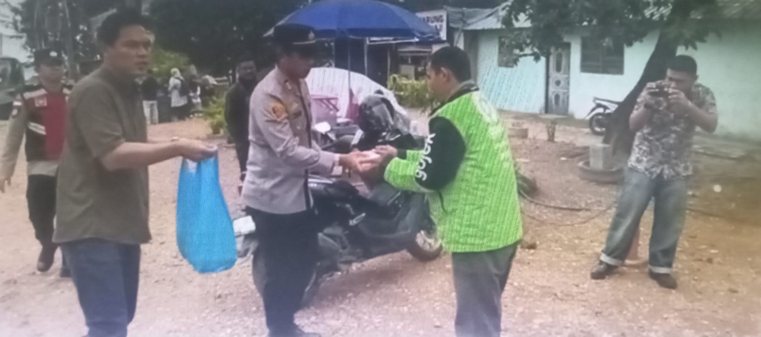Polsek KKP dan Jurnalis Batam Bagikan Takjil untuk Penumpang Roro dan Warga Sekitar