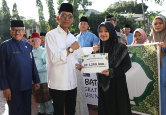 Keterangan Poto: Wali Kota Batam Amsakar Achmad didampingi Sekda Jefridin., M.Pd dalam suatu kegiatan. (foto/ist)
