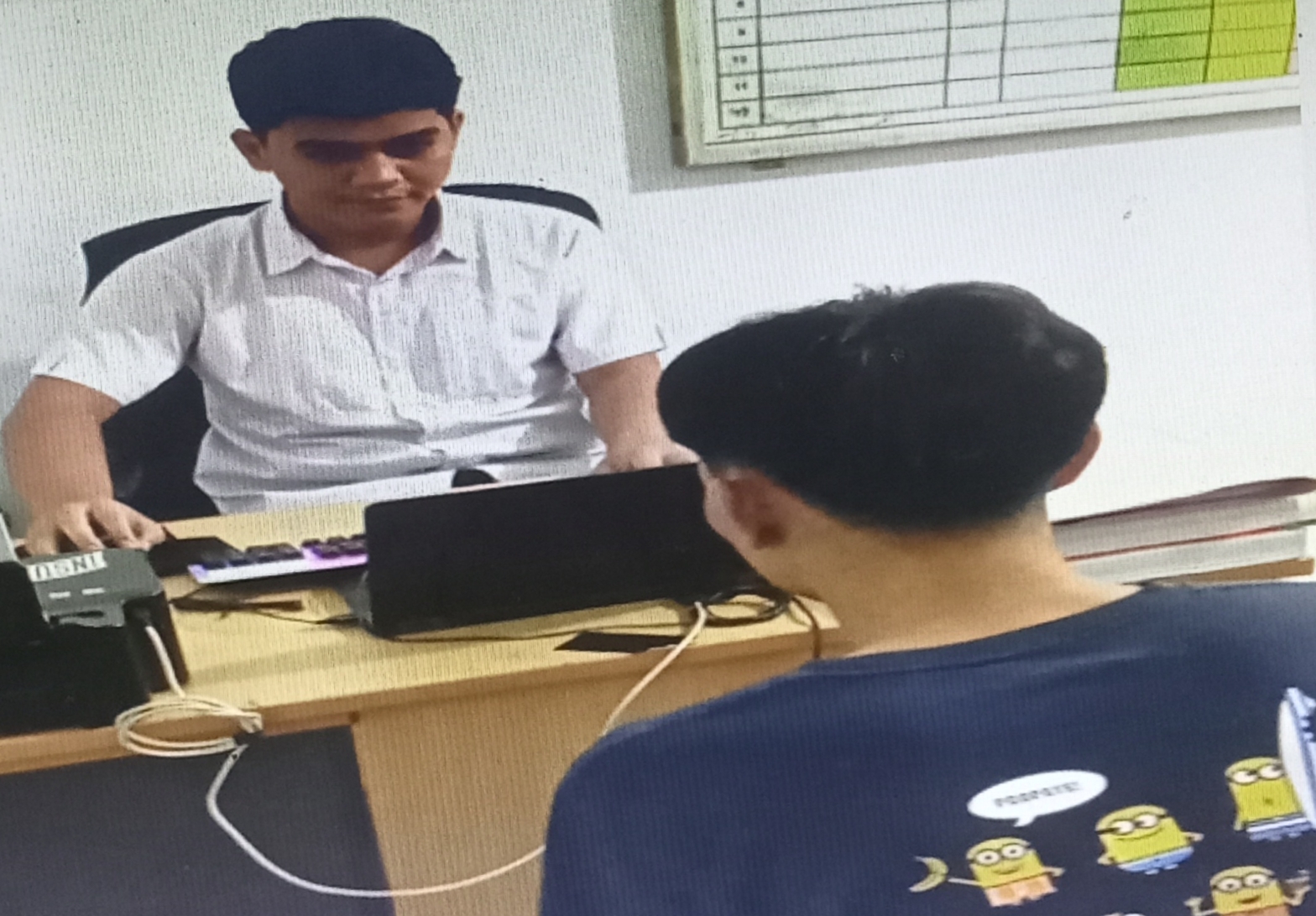 Keterangan Poto: Tersangka saat diperiksa penyidik Polsek sagulung. (foto/ist)
