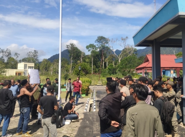 Lingga Memanas: Aliansi Pemuda dan Kontraktor Kepung Kantor Bupati, Desak Sekda Mundur