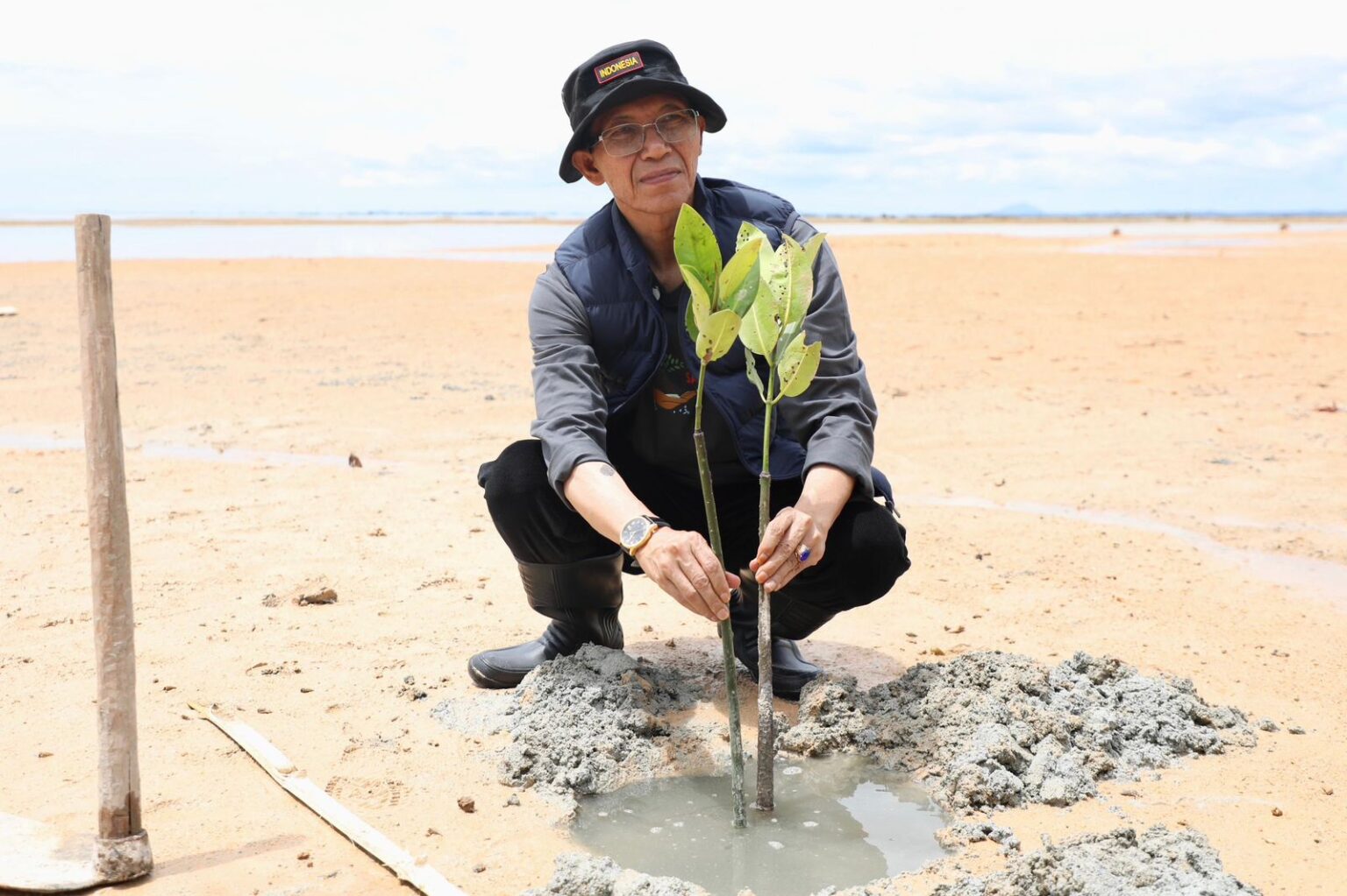 Keterangan Poto: Wali Kota Batam, Amsakar Achmad, mengikuti aksi penanaman mangrove bersama mahasiswa UNRIKA di kawasan pesisir Tanjung Bemban, Nongsa, Sabtu (9/5/2026). (foto/HUMAS DISKOMINFO BATAM) 