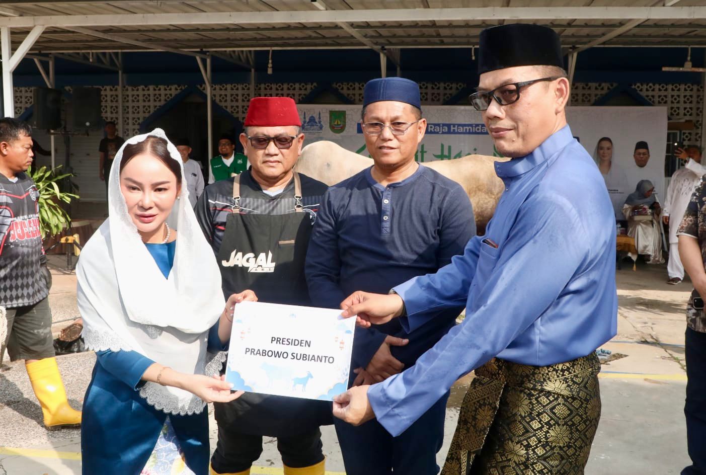 Keterangan Poto: Plh Wali Kota Batam, Li Claudia Chandra, menyerahkan hewan kurban dari Presiden Prabowo Subianto ke Masjid Agung Raja Hamidah Batamcentre, Rabu (27/5/2026). (foto/HUMAS DISKOMINFO BATAM)