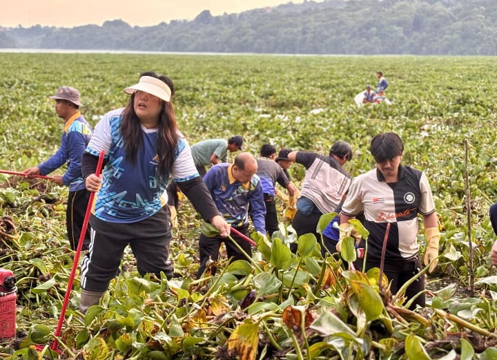 Aksi BP Batam Bersihkan Waduk Duriangkang, Jaga Kualitas Sumber Air   
