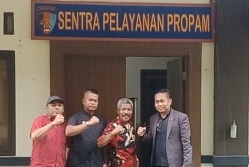 Keterangan Poto: Kuasa hukum Gordon Hassler Silalahi, Anrizal dan Jon Raperi, melaporkan empat oknum polisi di Satreskrim Polresta Barelang ke Propam Polda Kepri. (foto/Ria.F)