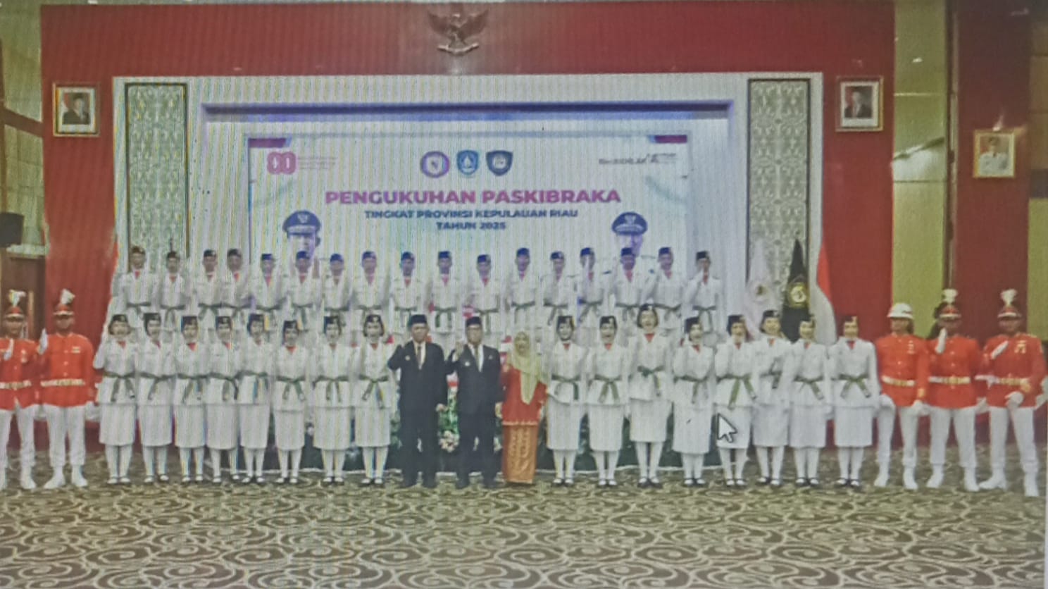Gubernur Ansar Kukuhkan 33 Paskibraka Terbaik Kepri 2025