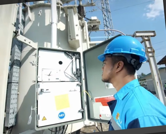 Keterangan Poto: Petugas PLN Batam sedang memeriksa salah satu gardu listrik (foto/pln batam)