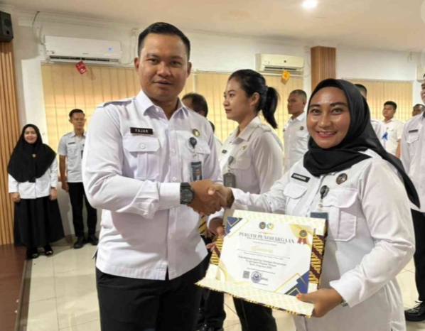Penghargaan untuk Kinerja Terbaik: Rutan Batam Apresiasi Lima Pegawai Teladan