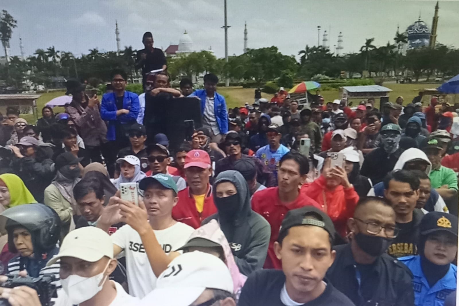 Krisis Air di Batam Memanas: Warga Mandikan Jenazah Pakai Air Galon, PT Moya Didesak Mundur