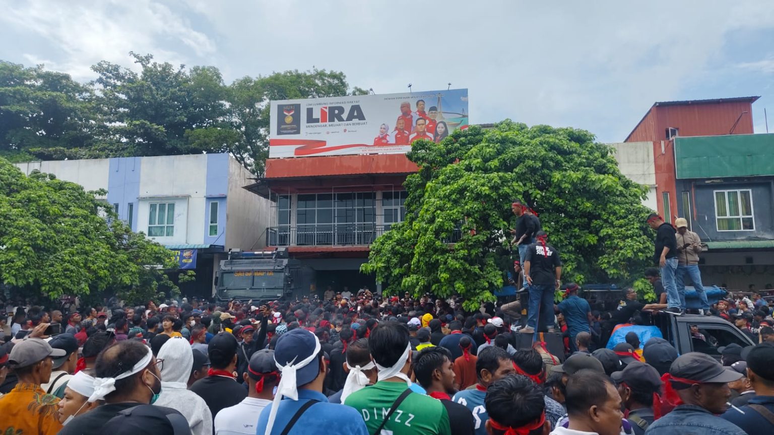 Keterangan Poto: Kantor LIRA Kepri Dikepung Ratusan Warga Pulau Kasu. (foto/unggahan fb)