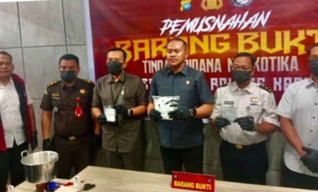 Perangi Narkotika, Polres Karimun Musnahkan Ratusan Gram Sabu dan Ringkus 17 Tersangka