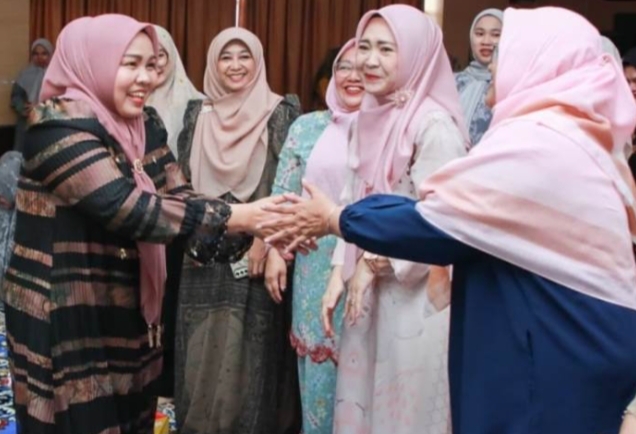 Ketua TP-PKK Batam Resmi Tutup Kegiatan PAM, Sekaligus Serahkan Bantuan untuk Petugas Kebersihan