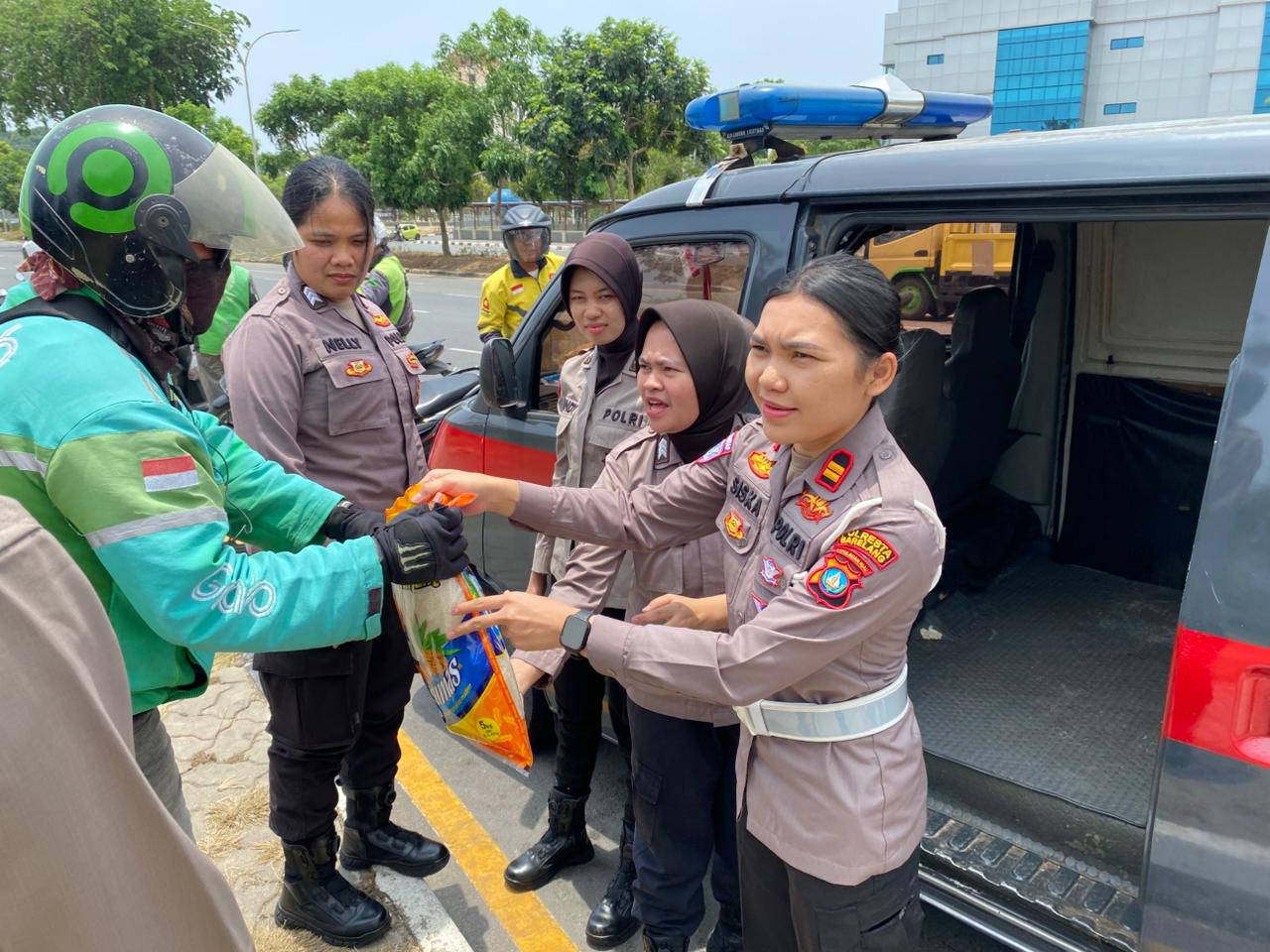 Polwan Polresta Barelang Tebar Kepedulian, Bagikan Sembako kepada Ojek Online di Batam Kota