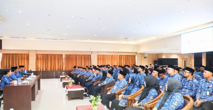 Keterangan Poto: Wali Kota Batam, Amsakar Achmad, menunaikan ibadah haji ke Tanah Suci memberikan pesan kepada seluruh kepala Organisasi Perangkat Daerah (OPD) dan pegawai di lingkungan Pemerintah Kota Batam (foto/ist)