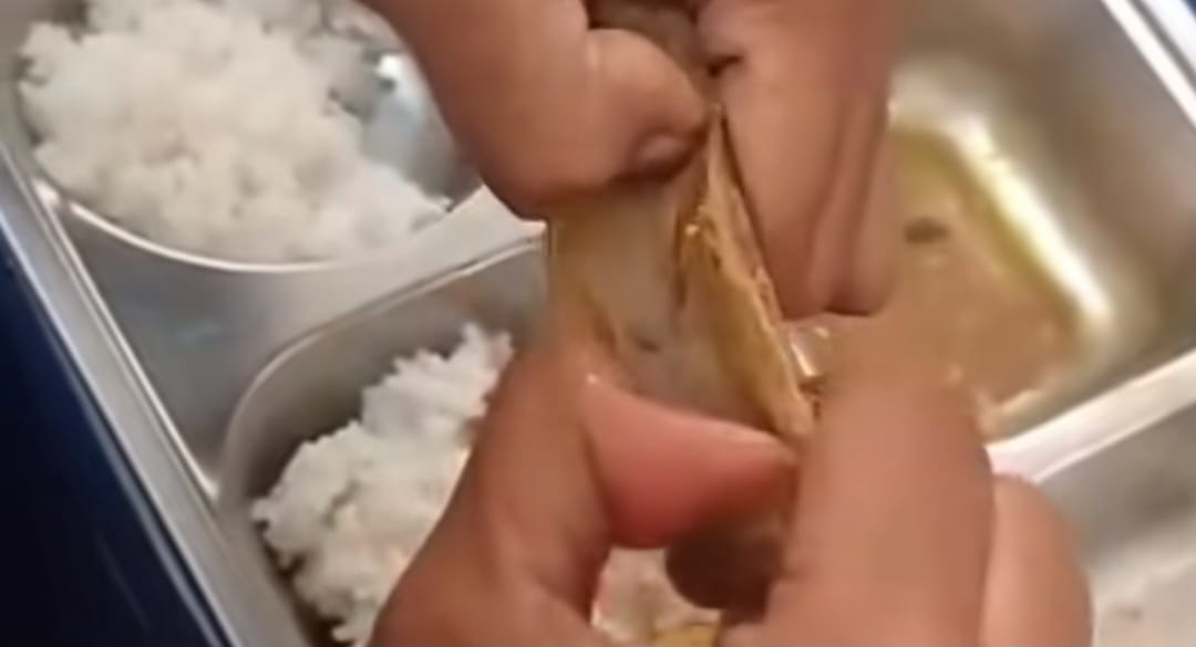 Keterangan foto: , Guru SD di Sulteng Ini Bagikan Momen Siswa Cepat-cepat Seberangi Sungai Sebelum Meluap saat Pulang Sekolah (Foto/int)