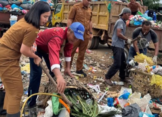 Wujudkan Batam Bebas Sampah Sesuai Program Prioritas Amsakar-Li Claudia: Lurah Duriangkang Turun Langsung Angkat Sampah di TPS Sakura