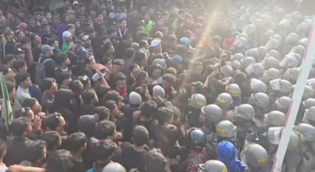 Di Tengah Demo Kaltim, Viral Aksi Orator Ingatkan Massa untuk Mundur Sebelum Saling Dorong dengan Polisi