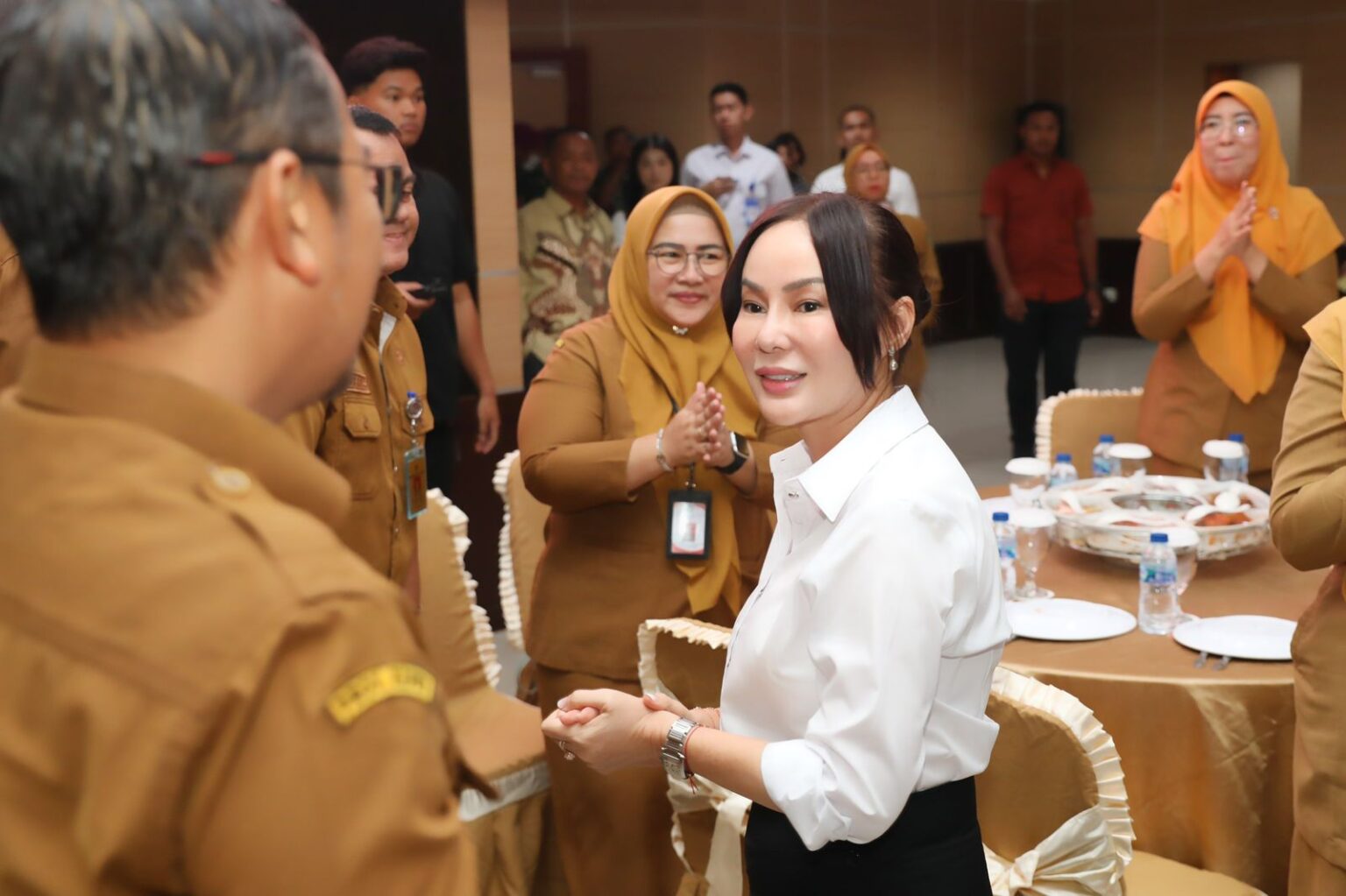 Keterangan Poto: Pelaksana Harian (Plh) Wali Kota Batam, Li Claudia Chandra, mendapat kejutan pada peringatan hari ulang tahunnya yang ke-54.(foto/Humas Pemko Batam)