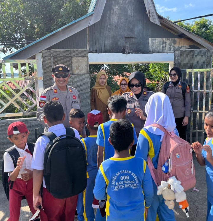 Satbinmas Polresta Barelang dan Polsek Belakang Padang Beri Penyuluhan Hukum dan Karakter ke Siswa SD Pulau Kasu