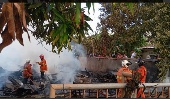 Rumah Kayu Tak Berpenghuni di Bukit Bestari Hangus Terbakar