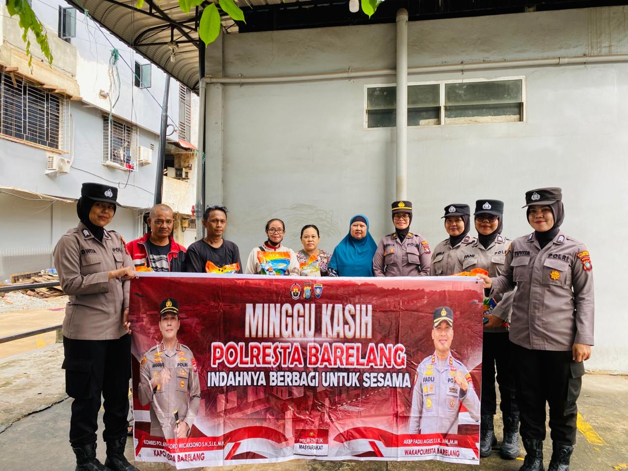 Polwan Polresta Barelang Gelar Kegiatan Minggu Kasih, Bagikan Bingkisan Pada Masyarakat di Tanjung Uma