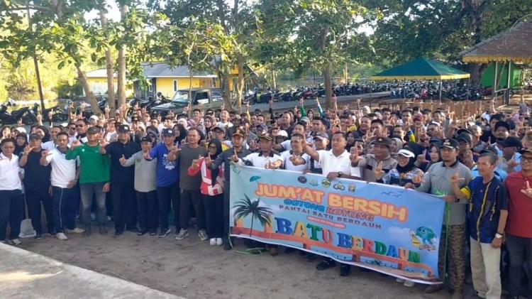 Sinergi Tanpa Batas, Kejari Lingga Inisiasi Aksi Bersih Massal di Pantai Batu Berdaun