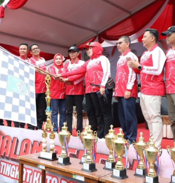 Ribuan Peserta Meriahkan Lomba Gerak Jalan HUT ke-80 RI di Kota Batam