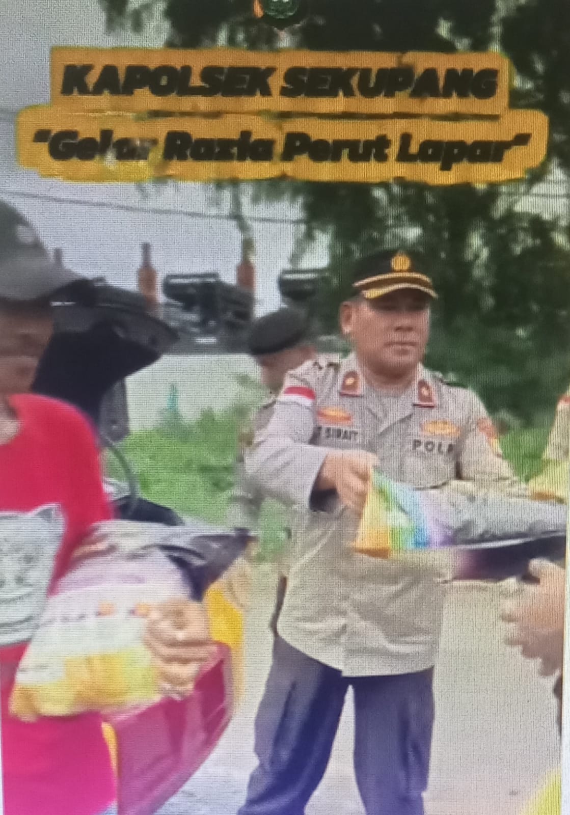 Polsek Sekupang Bagikan 50 Karung Beras untuk Warga Kurang Mampu