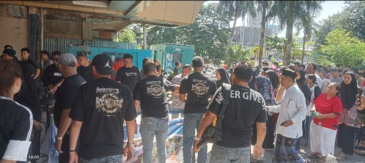 Boombastic Pub & KTV Batam Bagikan Paket Sembako Jelang Anniversary ke-4