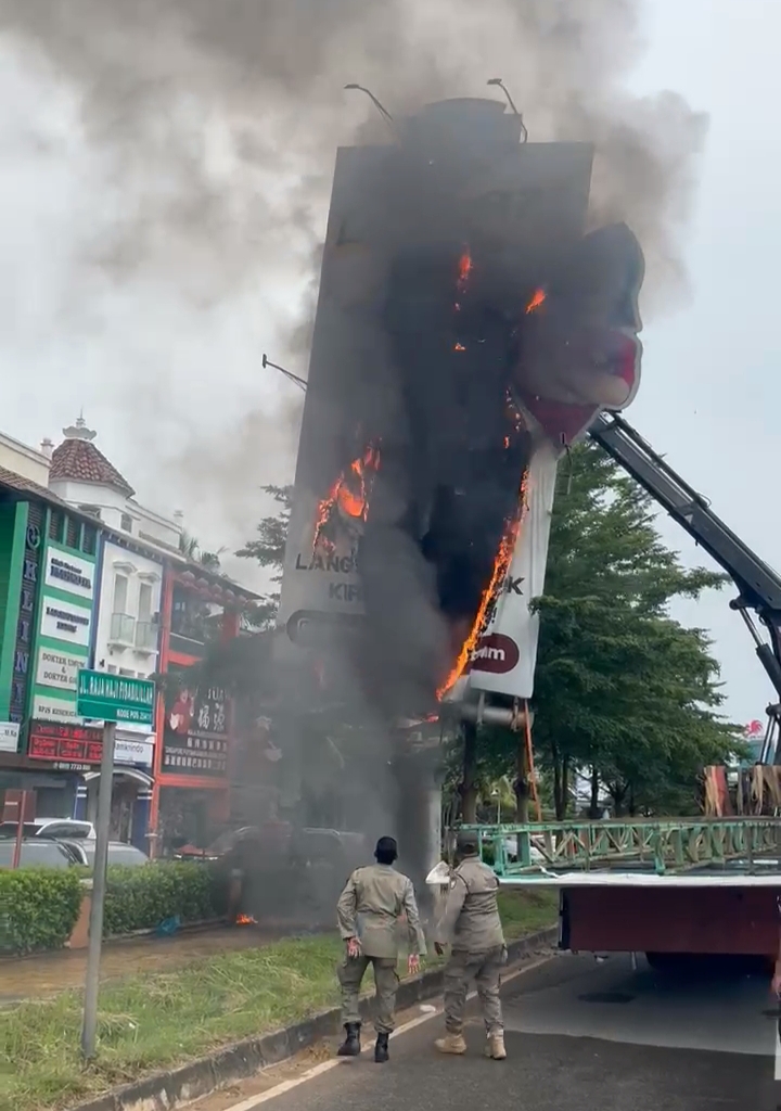 Papan Reklame Terbakar Saat Dibongkar Satpol PP Batam