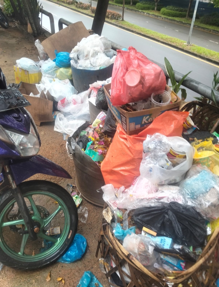 Keterangan Poto: Terlihat tumpukan sampah di depan penginapan pelita (foto/gt)