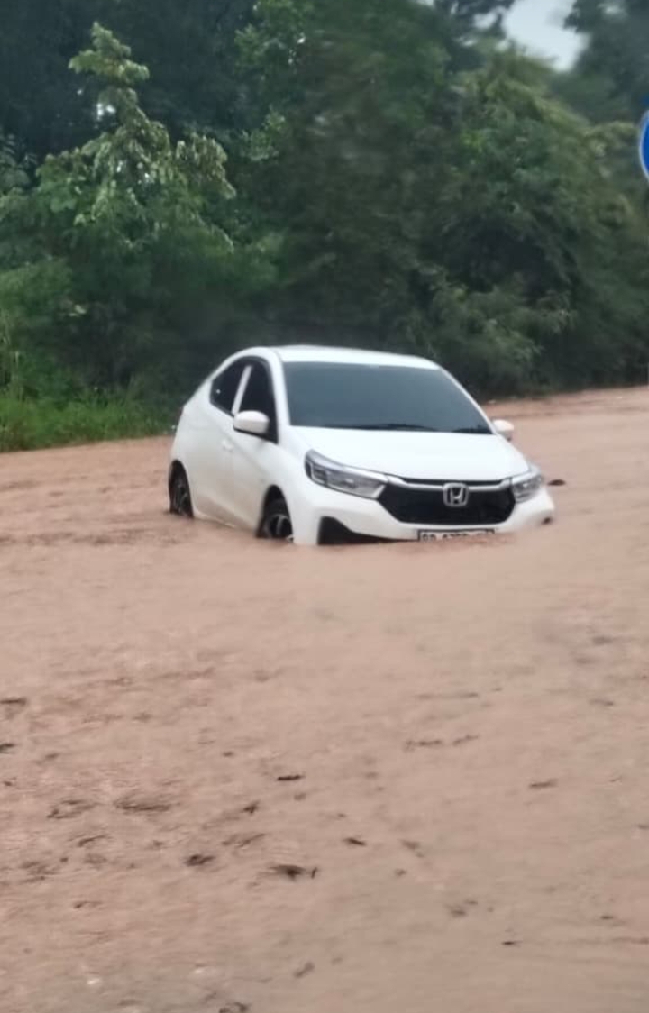 Keterangan Potro: mobil yang terjebak banjir di simpang Kepri Mall. (foto/Eston)