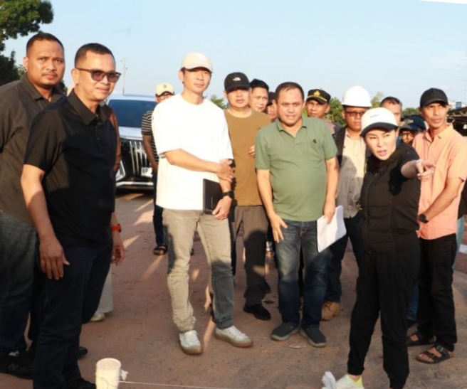 Keterangan Poto: (Plh) Wali Kota Batam, Li Claudia Chandra, meninjau beberapa titik kegiatan proyek pembangunan infrastruktur dan drainase. (foto/ist)