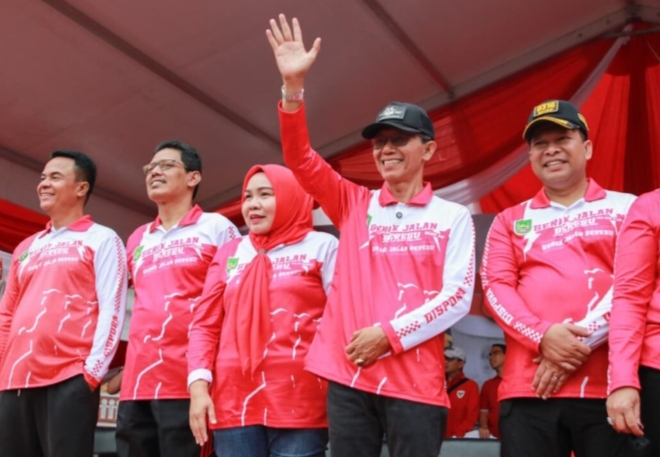 Keterangan Poto: Wali Kota Batam Amsakar Achmad melepas lomba gerak jalan 2025 di Jalan Engku Putri Batam Center depan Kantor Wali Kota Batam. (foto/discominfo)