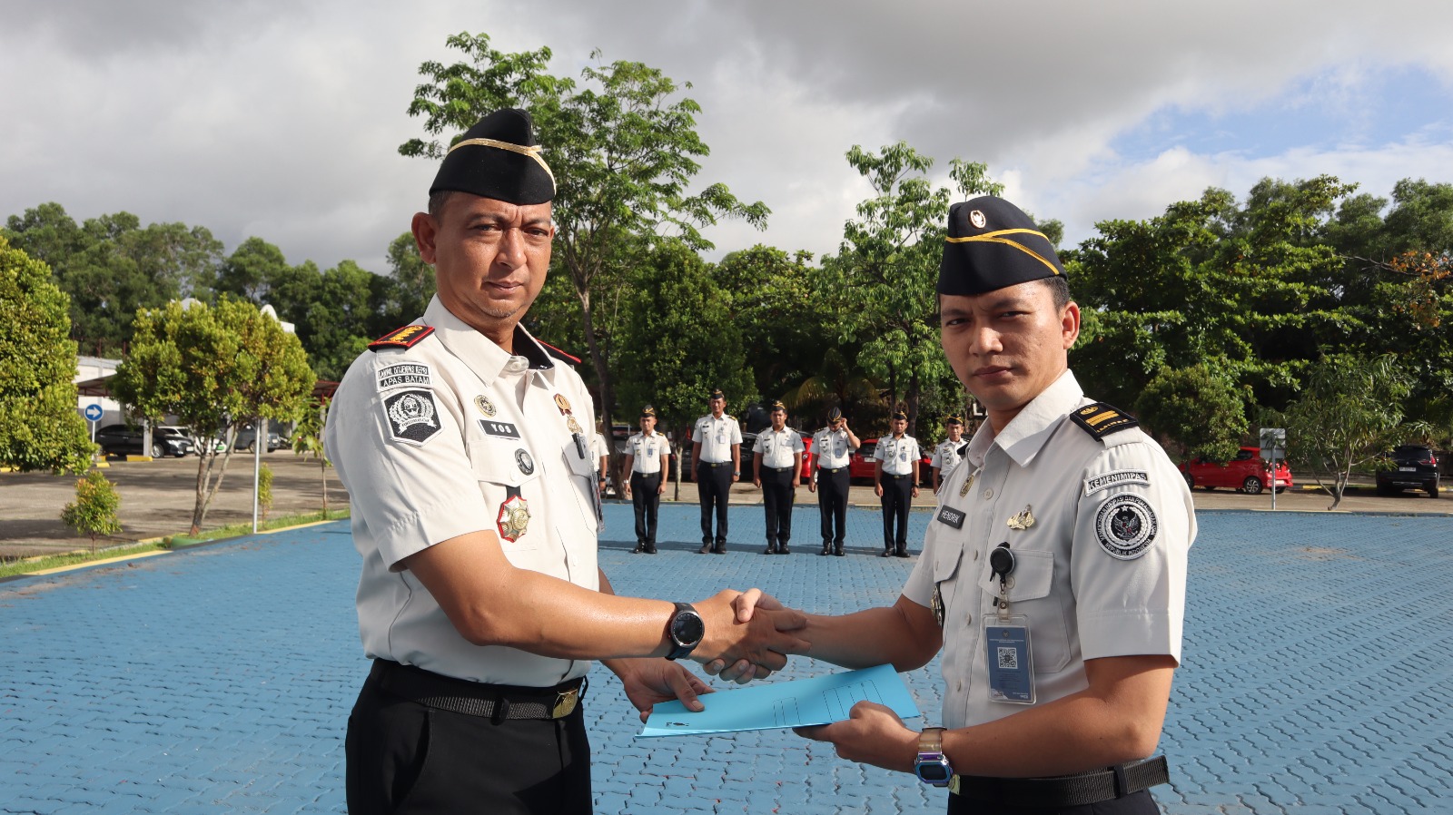 Keterangan Poto: Kepala Lembaga Pemasyarakatan (Kalapas) Batam, Yosafat Rizanto, saat penyematan tanda kenaikan pangkat bagi Kasubsi Bimkemaswat (foto/ist)