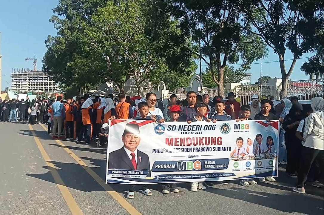 Keterangan Poto: Ribuan pelajar dan guru dari berbagai jenjang pendidikan di Kota Batam memadati kawasan Kantor Wali Kota Batam, Minggu (21/06/2026).  (foto/ikhsan)