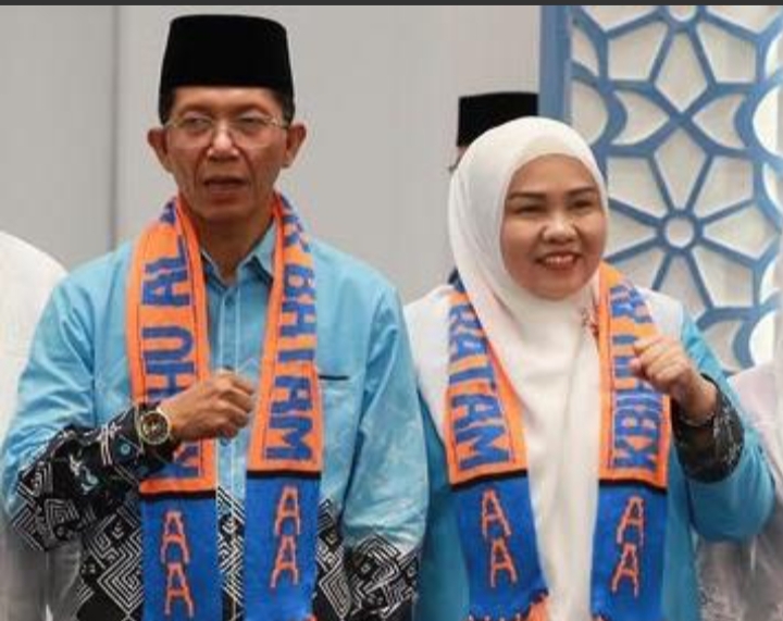 Keterangan Poto: Wali Kota Batam, bersama Istri melaksanakan rukun Islam ke lima ke Tanah Suci (foto/ist)