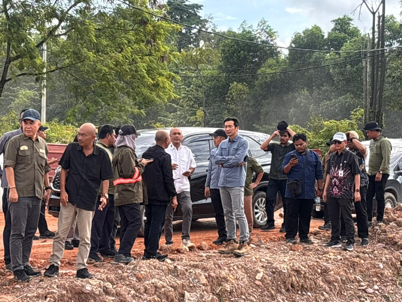 Keterangan Poto: Peninjauan lapangan dipimpin langsung oleh Anggota/Deputi Bidang Infrastruktur BP Batam, Mouris Limanto dan Direktur Pembangunan Infrastruktur, Wulung Wardhana beserta jajaran. (foto/Humas BP Batam)